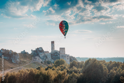 Balon na tle jurajskiego zamku © Kinga