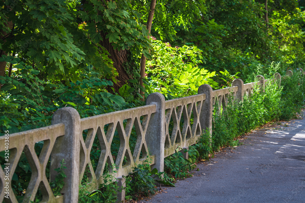 Gehweg an der Mur entlang im Sommer, Graz, Österreich