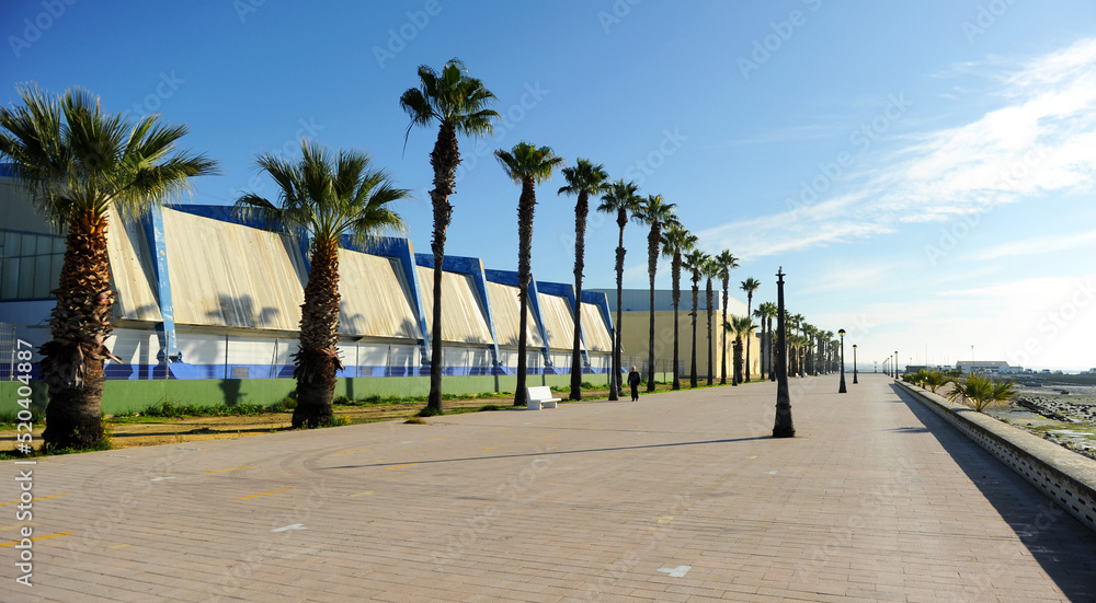 Paseo Marítimo y Pabellón Polideportivo Municipal en Puerto Real, provincia de Cádiz, Andalucía, España