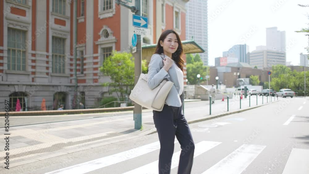 通勤をするビジネスウーマン 女性