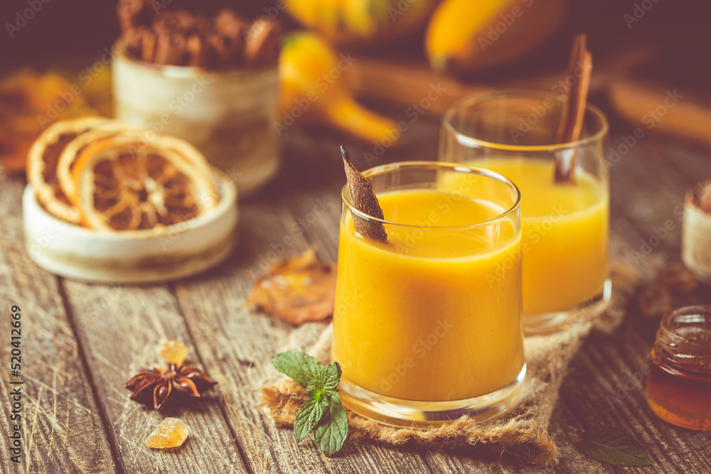 Pumpkin and orange spiced fall cocktail with cinnamon - obrazy, fototapety, plakaty 