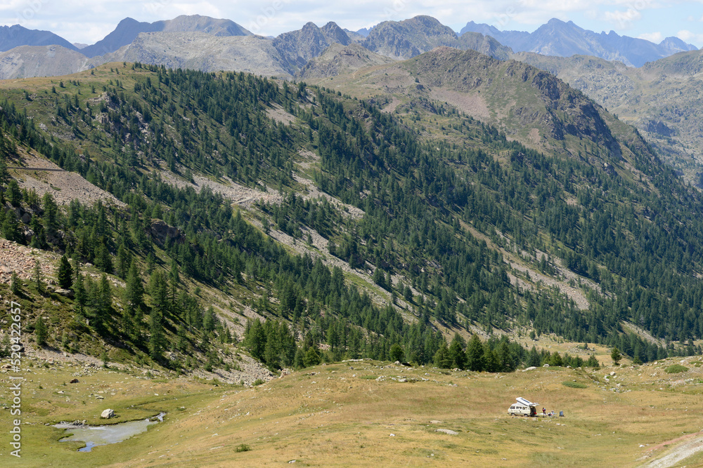 camping car dans l'immensite de la montagne - Alpes