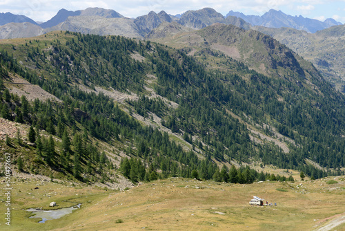 camping car dans l'immensite de la montagne - Alpes photo