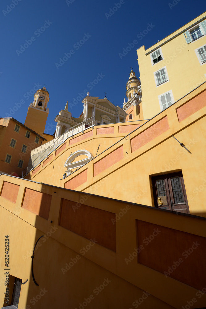 façades jaunes dans la vieille ville et église - Menton Alpes-Maritimes