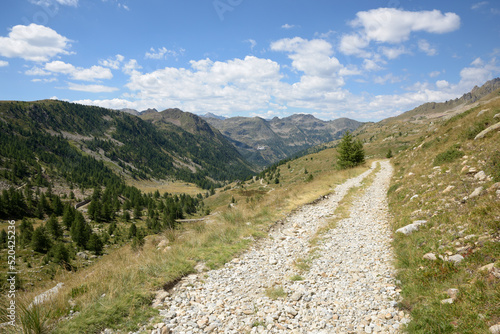 chemin de randonnée dans les Alpes à la frontière entre la France et l'Italie - Alpes