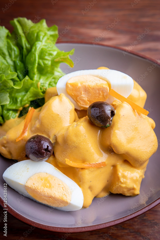 Papas a la huancaína, con juevo y aceitunas Papas a la huancaína, con juevo y aceitunas