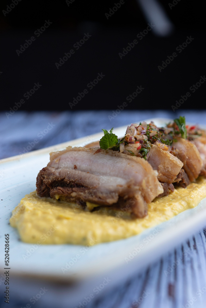 Cerdo con panceta sobre pure de garanzos Cerdo con panceta sobre pure de garanzos