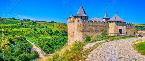 Fotografiet The pebble path to medieval Khotyn Fortress, Ukraine