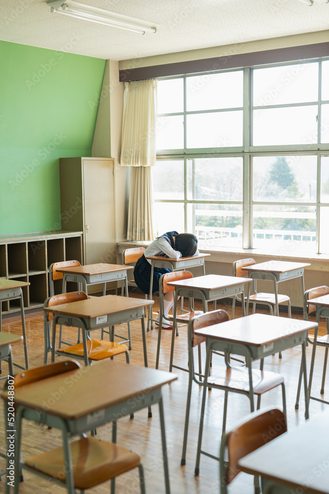 教室 机で眠る女子高生 教室 机で眠る女子高生
