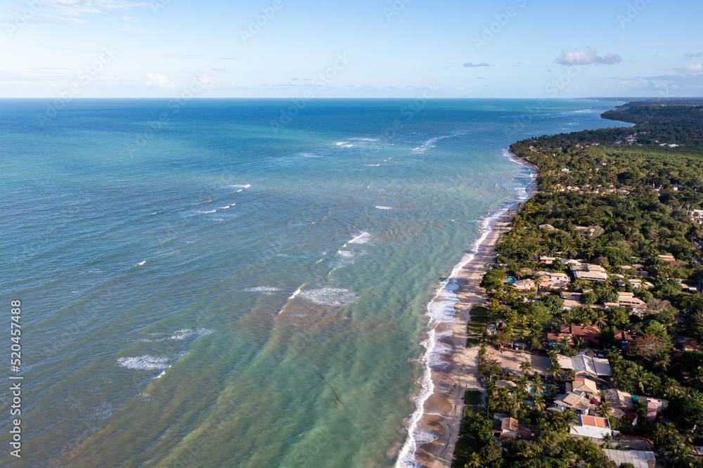 Fototapeta premium imagem aérea do litoral da Bahia, Arraial da Ajuda, Trancoso, Porto Seguro. Vista aérea de uma linda praia com águas claras e o continente.