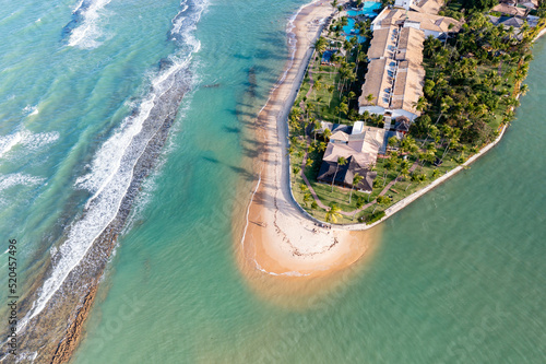imagem aérea do litoral da Bahia, Arraial da Ajuda, Trancoso, Porto Seguro. Vista aérea de uma linda praia com águas claras e o continente. 