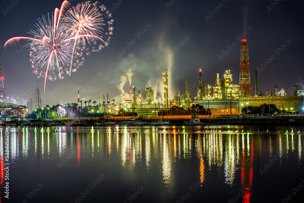 石津漁港から見た堺臨海地区の工場夜景に打ちあがる花火。合成写真