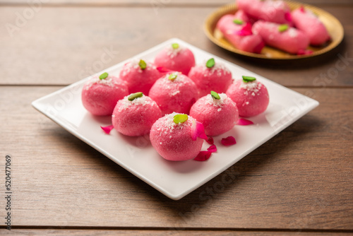 Fotografia Delicious Pink Chumchum or rose flavour cham cham or Rasgulla or Rasagola, Rosog