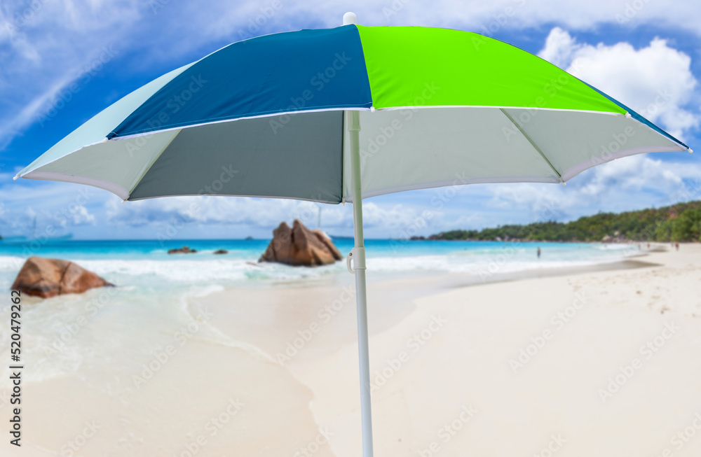 Parasol sur plage d Anse Lazio, Praslin, Seychelles 