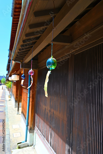 風鈴　夏　ひがし茶屋街　風情　出格子　古い町並み　茶屋街　風情　重要伝統的建造物群保存地区　金沢市東山