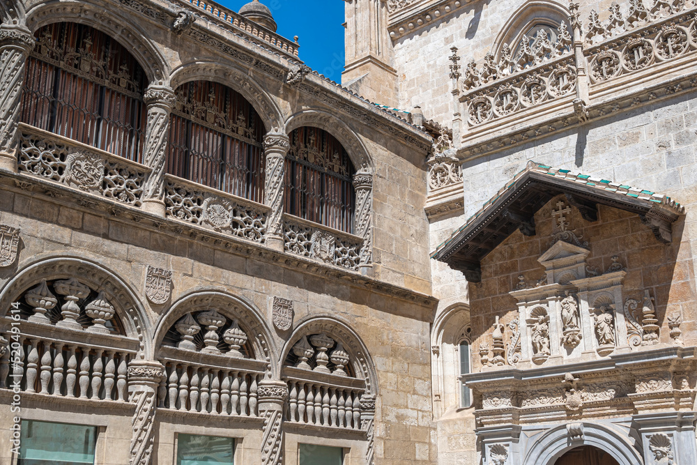 Fachada de la capilla real anexionada a la catedral de Granada, España
