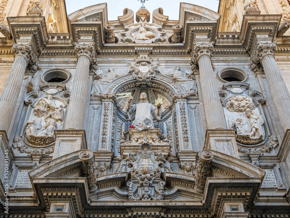 Parte alta de la fachada y portada barroca siglo XVIII de la basílica de san Juan de Dios en Granada, España