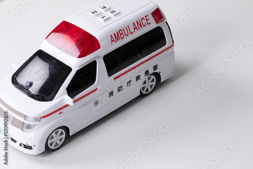 白い背景におもちゃの救急車 コピースペース ambulance