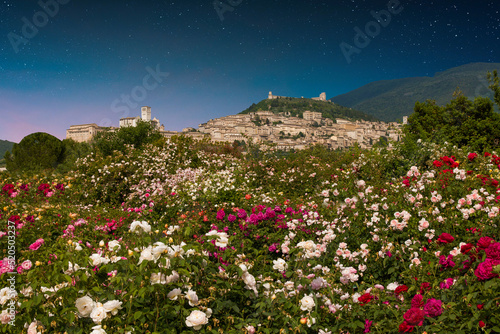 Foto View of Assisi medieval town of peace at night in Umbria