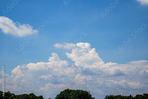 青い空と夏の白い雲