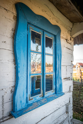 niebieskie, drewniane okno na starej chacie