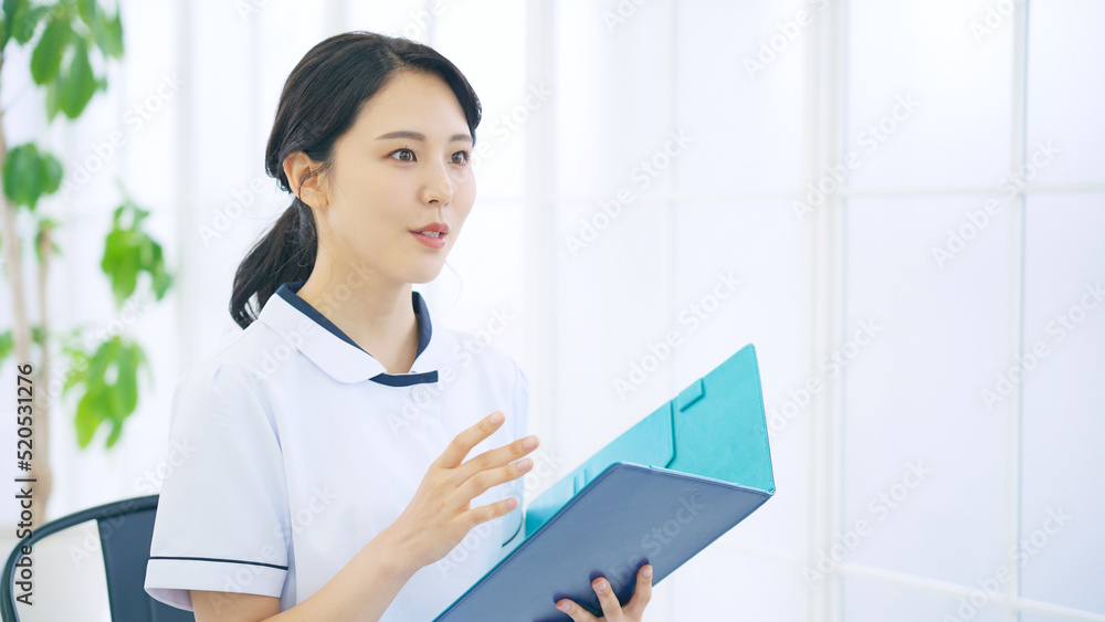 相談を受ける白衣の女性スタッフ