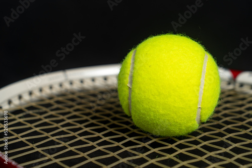 テニスボールとラケット © 周平 小金澤