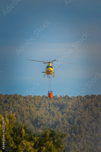 Helicóptero apagando un incendio forestal photo
