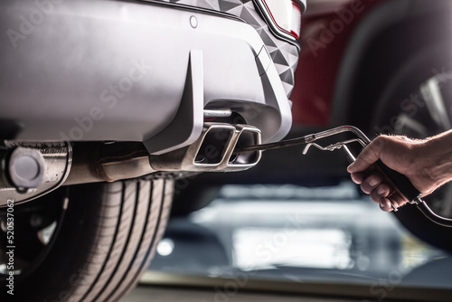 Konstfotografi Measurement of exhaust emissions at the technical inspection station