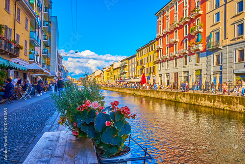 Obraz na płótnie The flowers in the pots on the bank of Naviglio Grande Canal in Milan, Italy w salonie