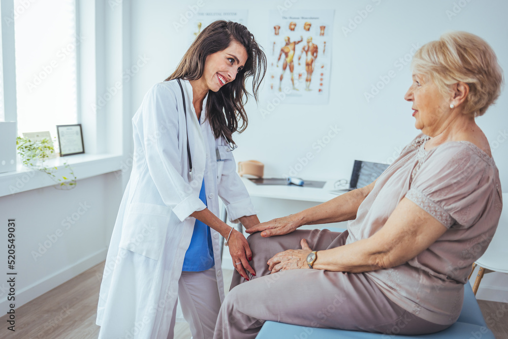 Physical Doctor consulting with patient Knee problems Physical therapy concept. The doctor is gently touching the tendons around the knee and the knee cap and trying to determine the cause of pain. - obrazy, fototapety, plakaty 