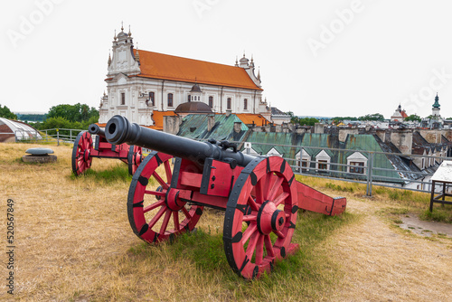 Foto Cannons against the background of the old town