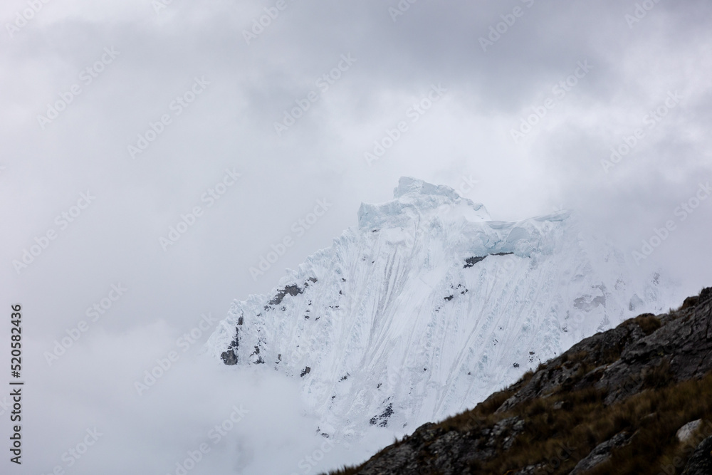 Obraz premium snow covered mountain peak