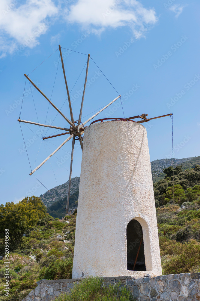 Alte Windmühle in den Bergen auf der Insel Kreta, Griechenland