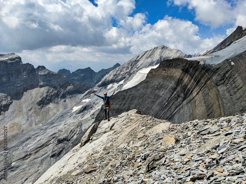 Climbing on the narrow sloping path in the direction of Bifertenstock / Piz Durschin. Alpinisum in the Swiss mountains