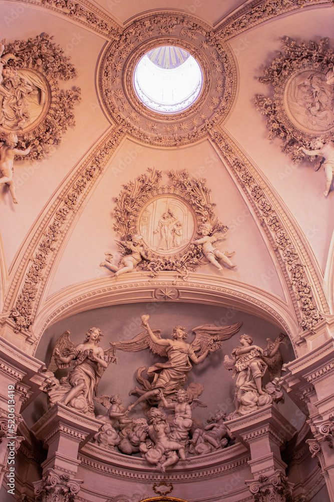 Esculturas en una capilla de una basílica de Roma