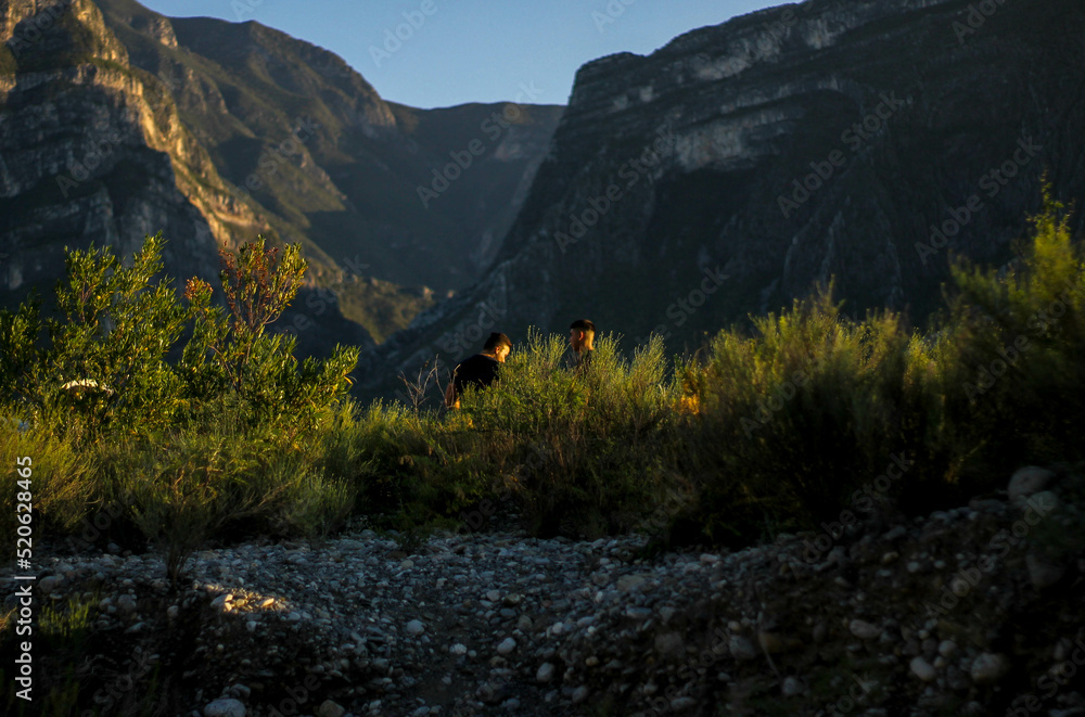 Personas en montañas y matorrales