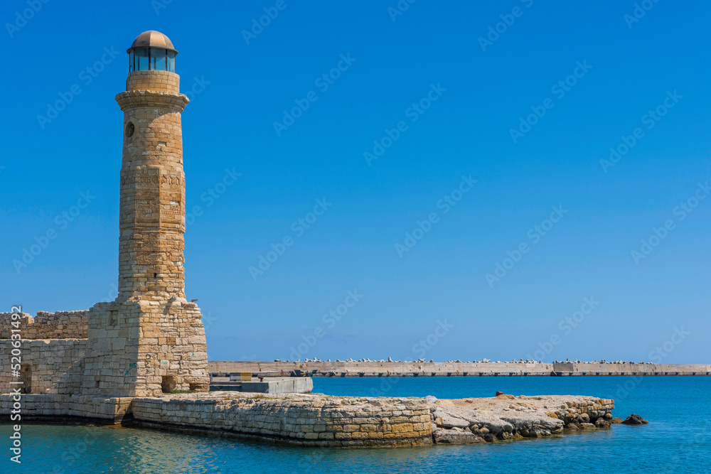 Der Venezianische Hafen mit Festung und Leuchtturm in Rethymnon auf Kreta, Griechenland