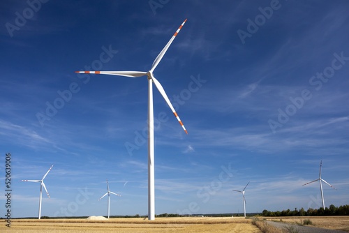 Turbiny wiatrowe potocznie zwane wiatrakami do wytwarzania czystej energii elektrycznej