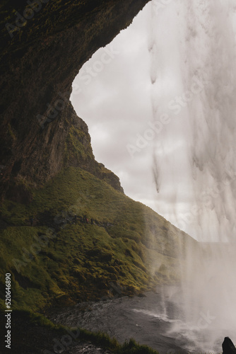 Catarata de Islandia desde dentro en un d  a nublado
