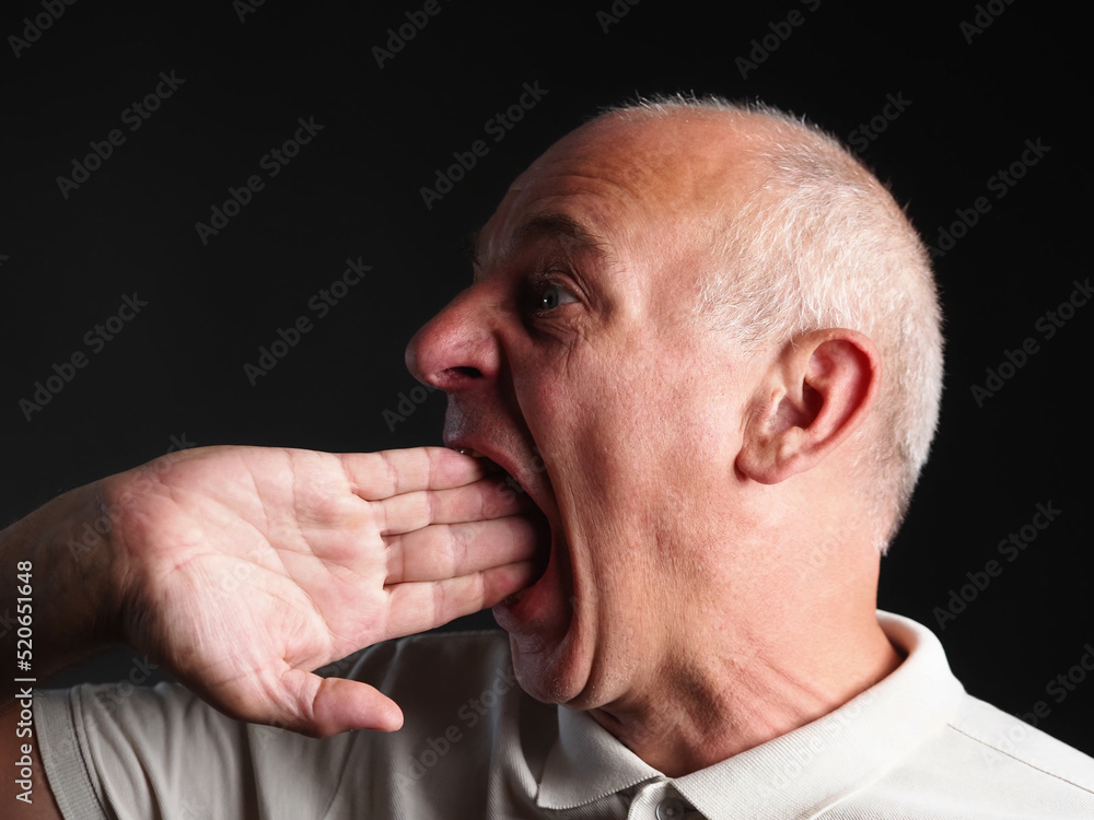 Fototapeta premium checks reflex man with hand in open mouth