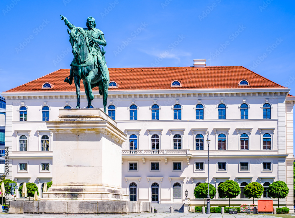 Fototapeta premium famous wittelsbacherplatz square in munich