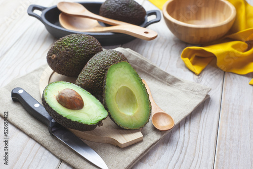 Aguacate maduro fresco cortado por la mitad