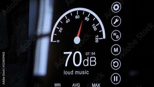 Foto Close-up of sound level meter screen in decibels