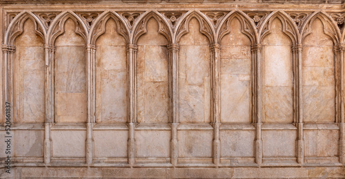 Billede på lærred Gothic pointed arches on the outside wall of a church