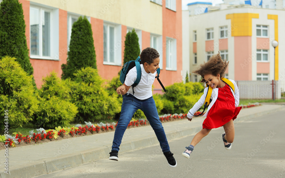 Obraz premium vivid emotions of two Black children running back to school