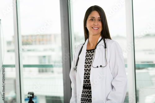 Canvas-taulu Hispanic female doctor smilingg