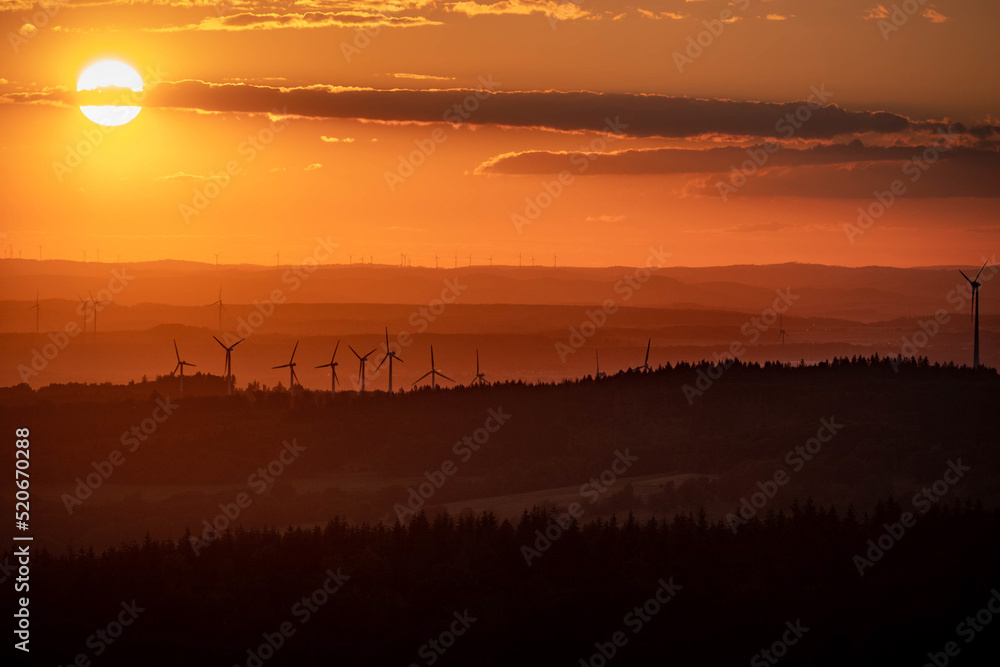 Fototapeta premium Windräder in der untergehenden Sonne