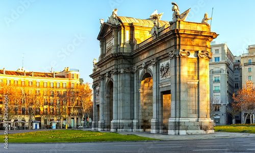 Puerta de Alcalá en la Plaza de la Independencia, Madrid, España photo