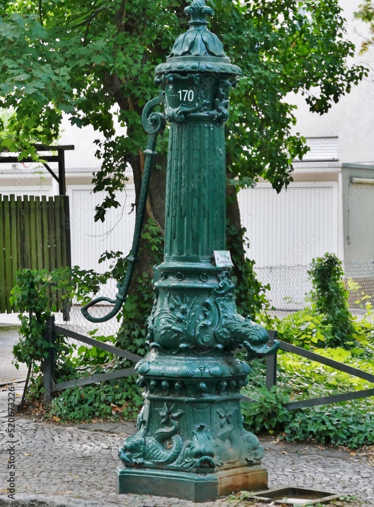 Obraz premium Historische Wasserpumpe in Berlin Britz